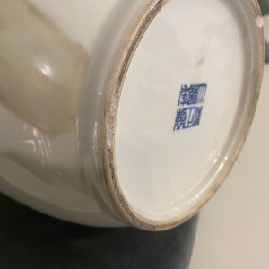 Un vase en porcelaine de Chine famille rose, marque de Qianlong, République — photo 7