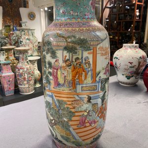 Un vase en porcelaine de Chine famille rose, marque de Qianlong, République — photo 8