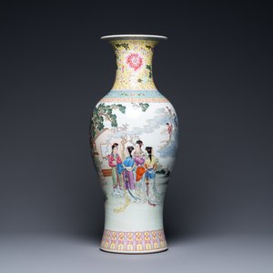 Un vase en porcelaine de Chine famille rose, marque de Qianlong, République — photo 1