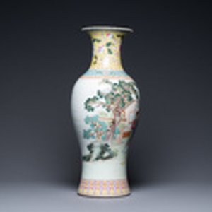 Un vase en porcelaine de Chine famille rose, marque de Qianlong, République — photo 2