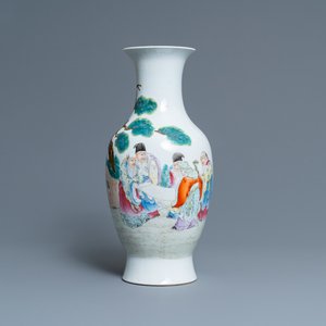 Un vase en porcelaine de Chine famille rose, marque de Qianlong, République — photo 1
