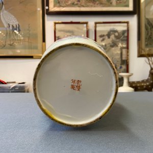 Un vase en porcelaine de Chine famille rose, marque de Qianlong, République — photo 10