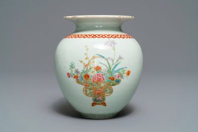 Un vase en porcelaine de Chine famille rose, marque de Qianlong, République
