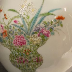 Un vase en porcelaine de Chine famille rose, marque de Qianlong, République — photo 12