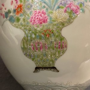 Un vase en porcelaine de Chine famille rose, marque de Qianlong, République — photo 13