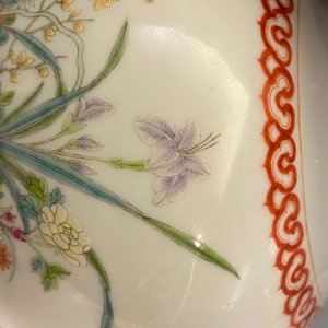 Un vase en porcelaine de Chine famille rose, marque de Qianlong, République — photo 8