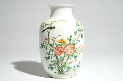 Un vase en porcelaine de Chine famille rose, marque et prob. époque de Hongxian, début du 20ème