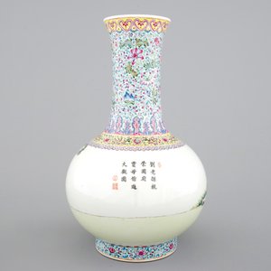 Un vase en porcelaine de Chine famille rose raffiné, 20ème — photo 3