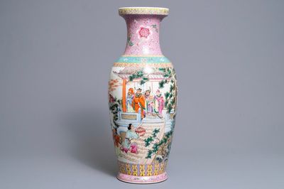 Un vase en porcelaine de Chine famille rose, République, 20ème