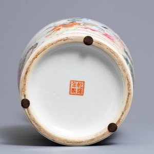 Un vase en porcelaine de Chine famille rose, République, 20ème — photo 6