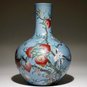 Un vase en porcelaine de Chine famille rose sur fond bleu à décor de neuf pêches, 19/20ème — photo 1