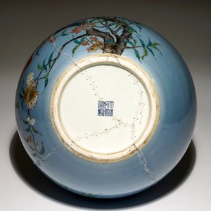 Un vase en porcelaine de Chine famille rose sur fond bleu à décor de neuf pêches, 19/20ème — photo 5