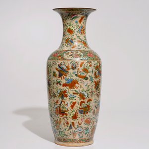Un vase en porcelaine de Chine famille rose sur fond craquelé, 19ème — photo 2