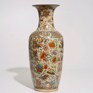 Un vase en porcelaine de Chine famille rose sur fond craquelé, 19ème — photo 3