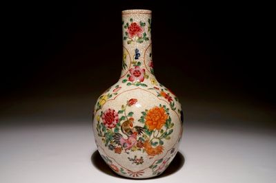 Un vase en porcelaine de Chine famille rose sur fond craquelé à décor de coqs, 19/20ème