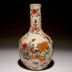 Un vase en porcelaine de Chine famille rose sur fond craquelé à décor de coqs, 19/20ème — photo 1
