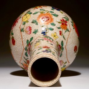 Un vase en porcelaine de Chine famille rose sur fond craquelé à décor de coqs, 19/20ème — photo 6
