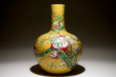 Un vase en porcelaine de Chine famille rose sur fond jaune foncé à décor de 9 pêches, 19/20ème