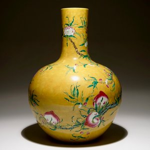 Un vase en porcelaine de Chine famille rose sur fond jaune foncé à décor de 9 pêches, 19/20ème — photo 4