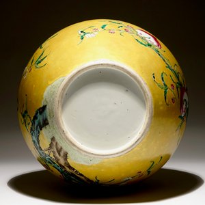 Un vase en porcelaine de Chine famille rose sur fond jaune foncé à décor de 9 pêches, 19/20ème — photo 5