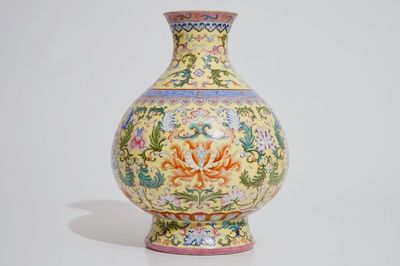 Un vase en porcelaine de Chine famille rose sur fond jaune sgraffiato de style impérial, 20ème