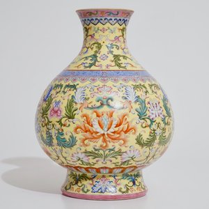 Un vase en porcelaine de Chine famille rose sur fond jaune sgraffiato de style impérial, 20ème — photo 1
