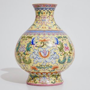 Un vase en porcelaine de Chine famille rose sur fond jaune sgraffiato de style impérial, 20ème — photo 2