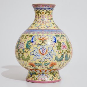 Un vase en porcelaine de Chine famille rose sur fond jaune sgraffiato de style impérial, 20ème — photo 4