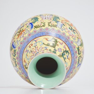 Un vase en porcelaine de Chine famille rose sur fond jaune sgraffiato de style impérial, 20ème — photo 6
