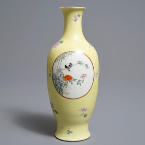 Un vase en porcelaine de Chine famille rose sur fond jaune sgraffiato, marque de Ju Ren Tang, République, 20ème — photo 1