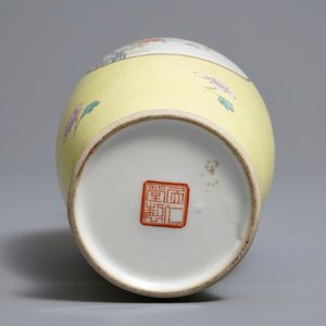 Un vase en porcelaine de Chine famille rose sur fond jaune sgraffiato, marque de Ju Ren Tang, République, 20ème — photo 5