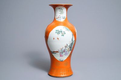 Un vase en porcelaine de Chine famille rose sur fond orange, marque de Qianlong, République, 20ème