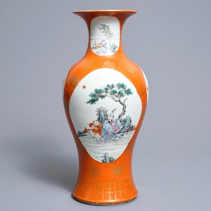 Un vase en porcelaine de Chine famille rose sur fond orange, marque de Qianlong, République, 20ème — photo 3