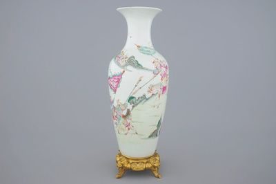 Un vase en porcelaine de Chine famille rose sur socle en bronze doré, 18/19ème