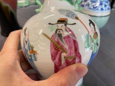 Un vase en porcelaine de Chine famille rose, un à émail flambé et un en bleu et blanc au fond céladon, 19/20ème — photo 12
