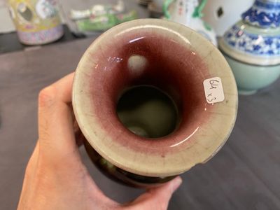 Un vase en porcelaine de Chine famille rose, un à émail flambé et un en bleu et blanc au fond céladon, 19/20ème — photo 15