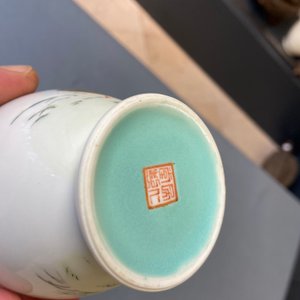 Un vase en porcelaine de Chine famille rose, un bol aux dragons et un vase wucai, République — photo 13