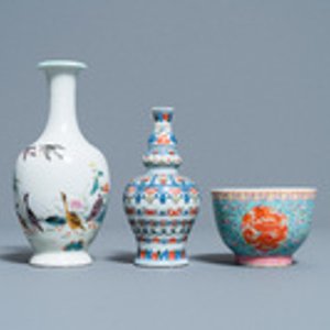 Un vase en porcelaine de Chine famille rose, un bol aux dragons et un vase wucai, République — photo 2