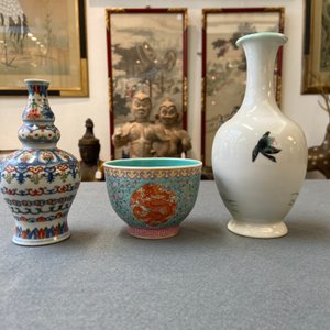 Un vase en porcelaine de Chine famille rose, un bol aux dragons et un vase wucai, République — photo 9