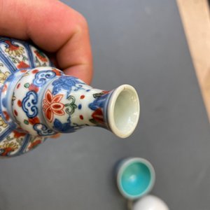 Un vase en porcelaine de Chine famille rose, un bol aux dragons et un vase wucai, République — photo 10