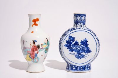 Un vase en porcelaine de Chine famille rose, Yongzheng, et une gourde en bleu et blanc, 19/20ème