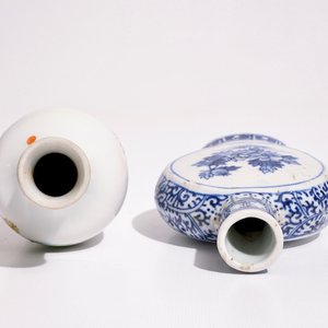 Un vase en porcelaine de Chine famille rose, Yongzheng, et une gourde en bleu et blanc, 19/20ème — photo 5