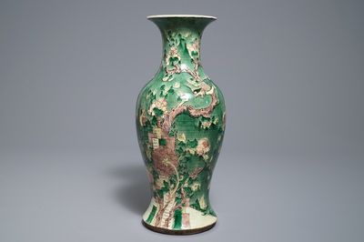 Un vase en porcelaine de Chine famille verte, 19ème