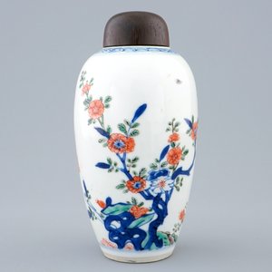 Un vase en porcelaine de Chine famille verte à couvercle en bois, Kangxi — photo 2