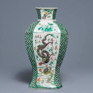 Un vase en porcelaine de Chine famille verte à décor de dragons, Kangxi — photo 3
