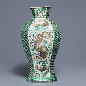 Un vase en porcelaine de Chine famille verte à décor de dragons, Kangxi — photo 4