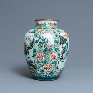 Un vase en porcelaine de Chine famille verte à décor de garçons jouants, 19ème — photo 4