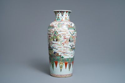 Un vase en porcelaine de Chine famille verte à décor de guerriers sur chevaux, Kangxi