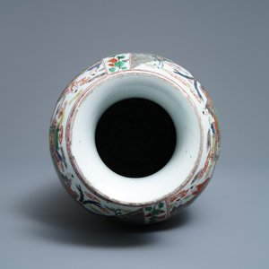 Un vase en porcelaine de Chine famille verte à décor de guerriers sur chevaux, Kangxi — photo 5