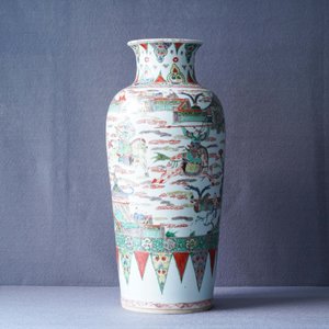 Un vase en porcelaine de Chine famille verte à décor de guerriers sur chevaux, Kangxi — photo 8